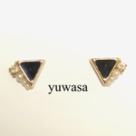 ミニシリーズ 三角のビジューピアス 黒