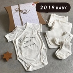【 ギフトセット 】 ベビー肌着 （ Born in 2019 - HELLO BABY - ）