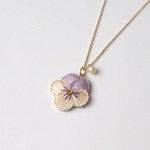 [受注制作]ビオラの刺繍ネックレス（薄紫×アイボリー）