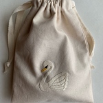 再販！白鳥刺繍巾着  生成り