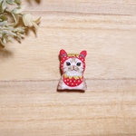 ネコの刺繍ブローチ  〜苺の被り物〜