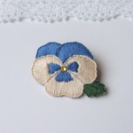パンジーの刺繍ブローチ（ブルー×アイボリー）