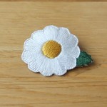 [受注制作]マーガレットの刺繍ブローチ