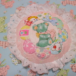 hana*ハンドメイド☆ドレスデンアップリケのハロベビクッション♪ブルークマちゃん