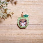 ネコの刺繍ブローチ  〜リンゴの被り物〜