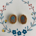 刺繍の耳飾り／レトロフラワー( ライトブラウン)