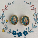 刺繍の耳飾り(ピアスorイヤリング)／レトロフラワー・水色