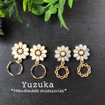 ガラスビーズとパールのお花カボションにゴールドリングのピアス/イヤリング