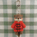 コートのカワウソさんのキーホルダー