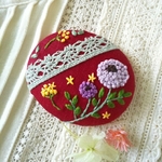 感謝価格(^-^)手刺繍ブローチ★レースと刺繍のブローチ・レッド