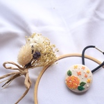 くるみボタンの刺繍ヘアゴム キンモクセイ