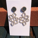 シックなグレーのタティングレースピアス