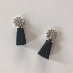 タッセルピアス　ブラック