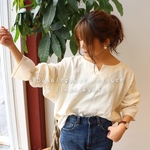 【Fサイズ】ゆるふわダブルガーゼで魅せる、スラッシュネックのキャンディスリーブブラウス（キナリ）