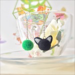 フェルトボールの猫ピアス・イヤリング（黒猫・グリーン）