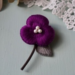 ふっくら小花の刺繍ブローチ［ディープパープル］