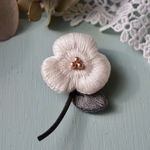 ふっくら小花の刺繍ブローチ ［オフホワイト］