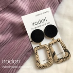 パイソン柄ピアス