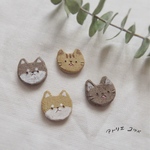 舌をしまい忘れた茶トラねこのころころピンズ  陶器ブローチ