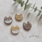 舌をしまい忘れたくろねこのころころピンズ  陶器ブローチ 
