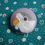 刺繍　　ボタンインコ　ブローチ　くるみボタン　鳥
