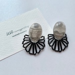 frill : gray × black