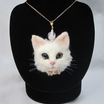 羊毛フェルト　リアルで可愛いオッドアイの白猫ネックレス　トンボ玉付　ゆこりん工房　猫　オッドアイ　アクセサリー