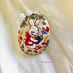  刺繍ブローチ 🐇子うさぎちゃんの穏やかな秋の日  （小さな巾着でお届け）