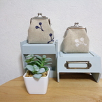 ちいさくて　しかくい　がま口（刺繍の木の実）