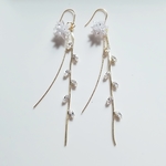 【揺れる雪の結晶】ラインストーンピアス/イヤリング結婚式、お呼ばれ、カジュアル、華やかピアス/ノンホール樹脂ピアス/樹脂ピアス