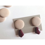 beige button × bordeaux