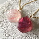 鉱石の中に紫陽花を忍ばせたネックレス