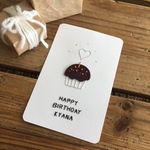 HAPPY BIRTHDAY｜バースデーカード｜ダークチョコカップケーキ｜紙刺繍