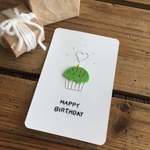 HAPPY BIRTHDAY｜バースデーカード｜ピスタチオカップケーキ｜紙刺繍