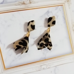 ヒョウ柄のカボションとヒョウ柄タッセルピアス