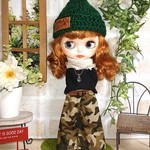 No.1700  黒トップスとカモフラ柄のパンツ