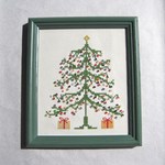 クロスステッチとビーズ刺繍のクリスマスツリー額