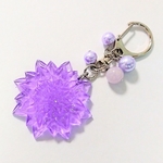 1547  ラベンダーアメジストつきパープルのお花レジンキーホルダー 