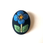 【受注制作】 絵本のお花  刺繍ブローチ   ブルー