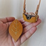 ♪秋の出かけにネックレスとブローチの2点セット♪カメラネックレス＊葉っぱのブローチ＊黄色