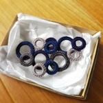 まる×まるヘアクリップ、ブローチ「navyblue」