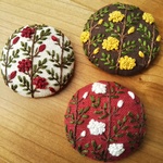 「連続模様の小さな花」刺繍のブローチ、ヘアゴム