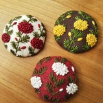 「連続模様の大きな花」刺繍のブローチ、ヘアゴム