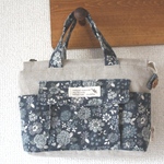 【オーダー品】YUWA×リネンのスクエアポーチ（花柄ネイビー）