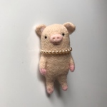ブタさんに真珠ブローチ