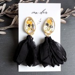 ブラックシフォンタッセル　ゴールドフレームカボション　ピアス/イヤリング