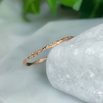 14kgf ピンクゴールドフィルド／キラキラ槌目の多面リング　　0.8㎜ ／ピンキーリング 華奢　シンプルリング　ペアリング　重ね付け