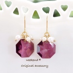 パールをまとったプラムレッドのスワロフスキーピアス 〈サージカルステンレス〉SWAROVSKI
