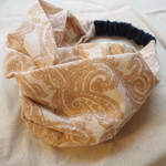 肌ざわりのよいヘアバンド ペイズリーベージュ