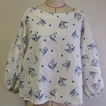 すずらん柄刺繍ステッチ風プリント ラウンドネックバルーン8分丈袖プルオーバー M~LＬサイズ 生成り色 受注生産